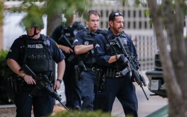 У США стався напад на синагогу: авто врізалося в будівлю, чути стрілянину